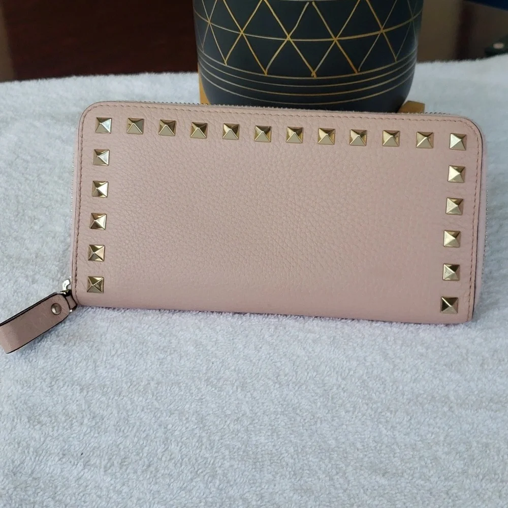 Valentino Garavani Rock stud zippy wallet 🔥 💕 - Picture 15 of 16